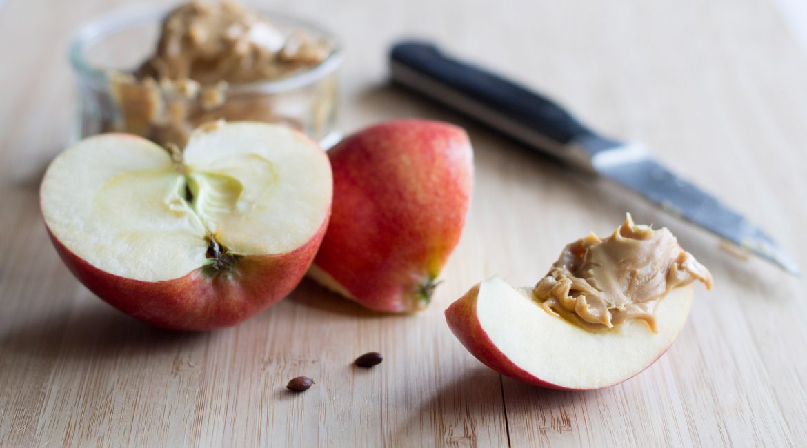 apple-slices-with-nut-butter
